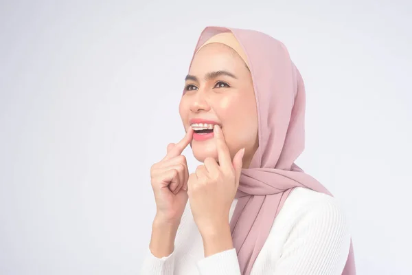 白い背景スタジオ 歯科医療 整形外科の概念を超える歯のためのカラフルな家臣を保持する若いイスラム教徒の女性 — ストック写真