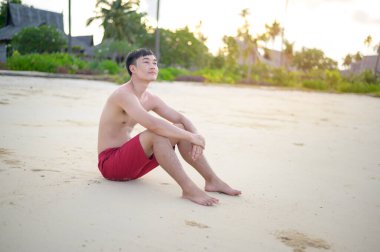 Mutlu bir adam plajda, yazda ve tatil konseptinde eğleniyor.