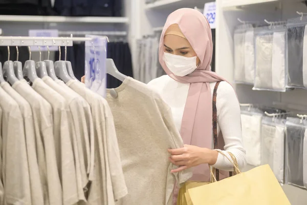 Uma Jovem Mulher Muçulmana Usando Máscara Protetora Shopping Center Fazendo — Fotografia de Stock