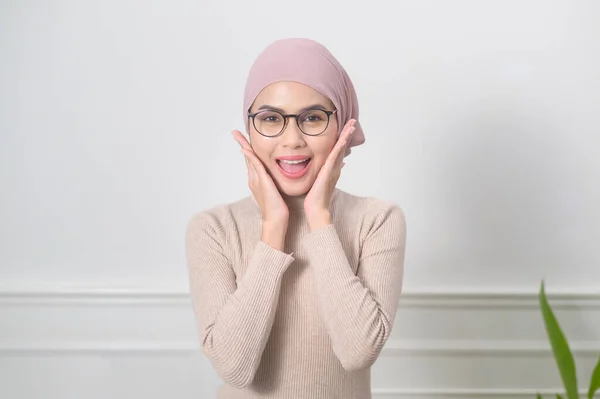 Πορτρέτο Της Νεαρής Μουσουλμάνας Γυναίκας Που Φοράει Γυαλιά — Φωτογραφία Αρχείου