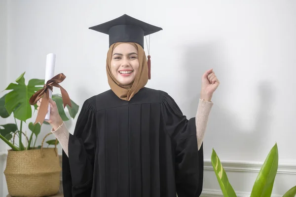 Egy Fiatal Muszlim Diplomázott Bizonyítvánnyal — Stock Fotó