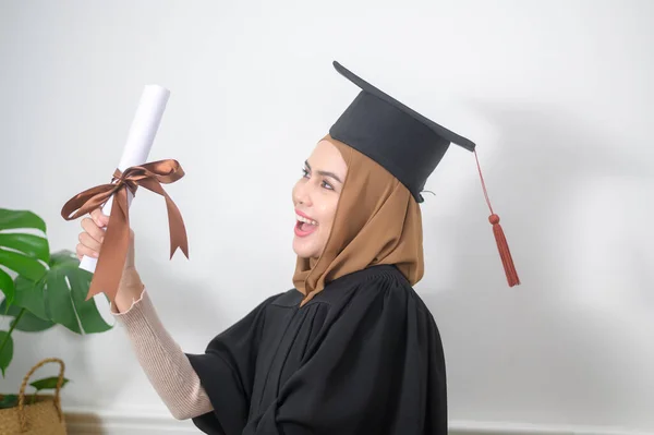 Young Muslim Woman Graduated Holding Certification — Stock Photo, Image
