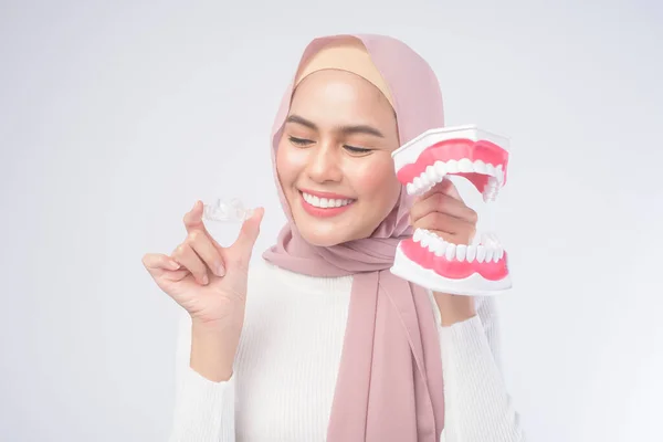 Genç Bir Müslüman Kadın Diş Teli Taşıyor Beyaz Arka Plan — Stok fotoğraf