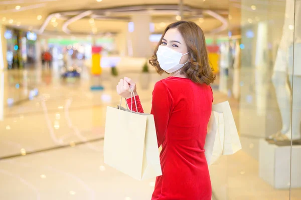 Egy Fiatal Piros Ruhában Védőmaszkot Visel Bevásárlóközpontban Covid Világjárvány Koncepció — Stock Fotó
