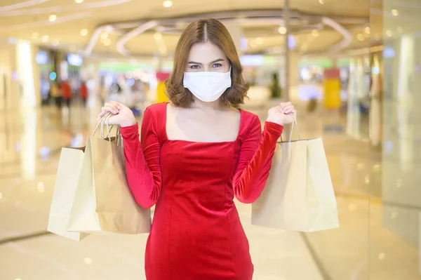 Uma Jovem Mulher Vestido Vermelho Usando Máscara Protetora Shopping Center — Fotografia de Stock