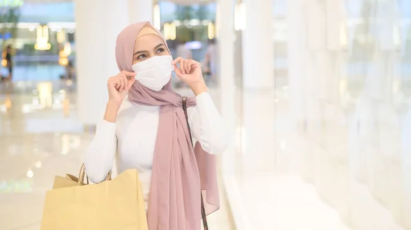 Uma Jovem Mulher Muçulmana Usando Máscara Protetora Shopping Center Fazendo — Fotografia de Stock