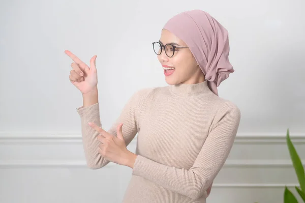 Gözlük Takan Genç Müslüman Kadın Portresi — Stok fotoğraf