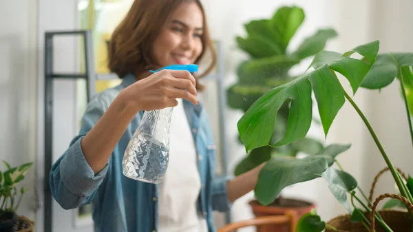 Seorang Wanita Cantik Yang Bahagia Menikmati Dan Bersantai Kegiatan Rekreasi — Stok Foto