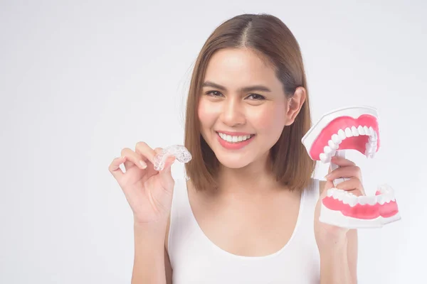 Une Jeune Femme Souriante Tenant Des Bretelles Invisalign Modèle Dentaire — Photo