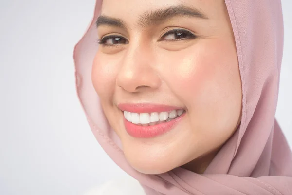 Retrato Jovem Mulher Muçulmana Sorridente Vestindo Hijab Rosa Sobre Estúdio — Fotografia de Stock