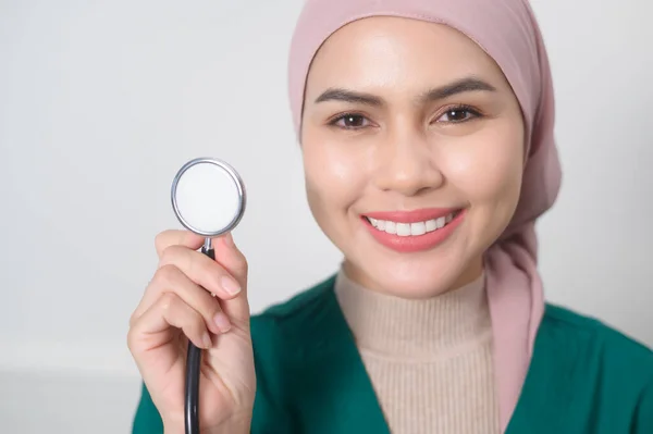 办公时佩戴听诊器的女穆斯林医生肖像 — 图库照片