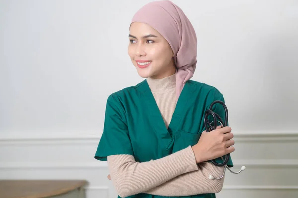 Sebuah Potret Dokter Muslim Perempuan Dengan Stetoskop Kantor — Stok Foto