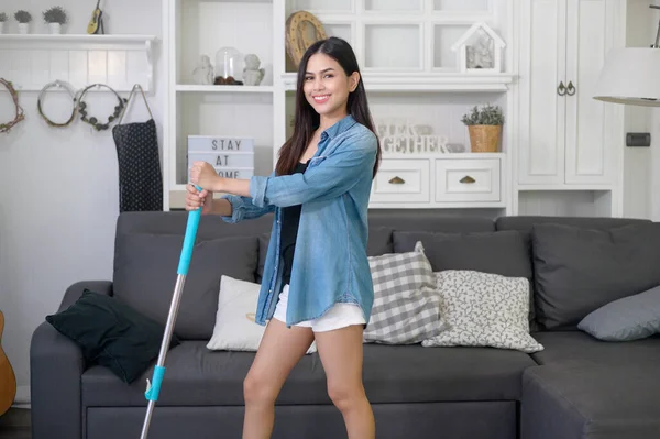 Feliz Jovem Mulher Limpeza Chão Com Esfregão Sala Estar — Fotografia de Stock
