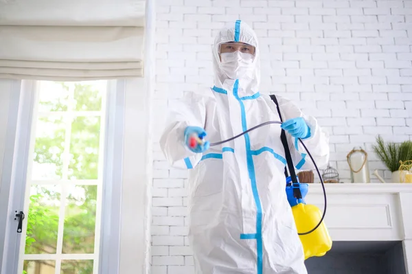 Personal Médico Traje Ppe Está Usando Spray Desinfectante Sala Estar —  Fotos de Stock