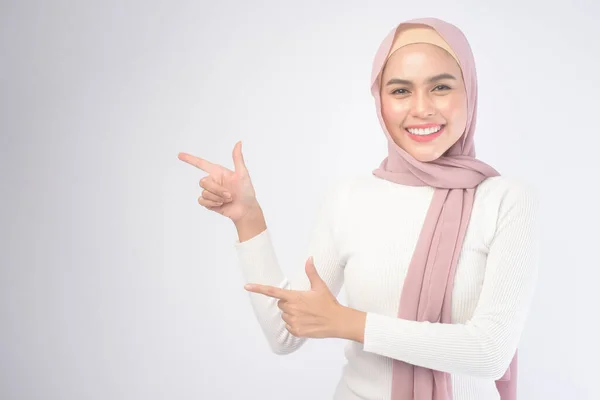 Retrato Una Joven Musulmana Sonriente Con Hijab Rosa Sobre Estudio — Foto de Stock