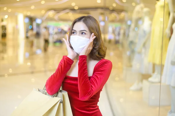 Uma Jovem Mulher Vestido Vermelho Usando Máscara Protetora Shopping Center — Fotografia de Stock