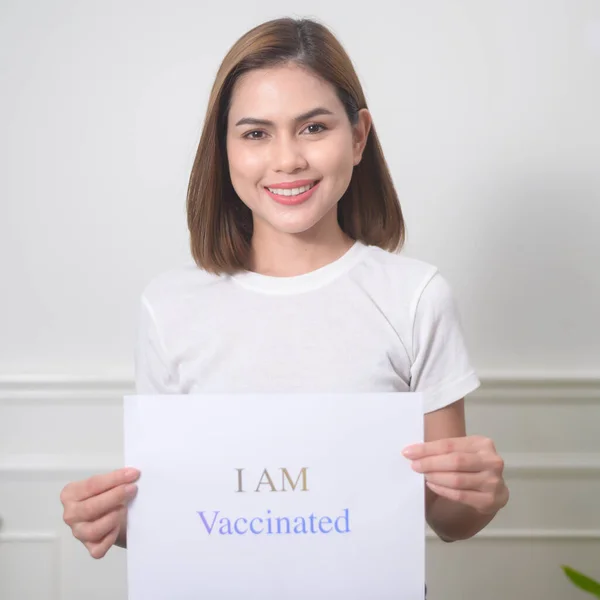 Молодая Женщина Держит Вакцинированный Знак Covid Вакцинации Здравоохранения Концепции — стоковое фото