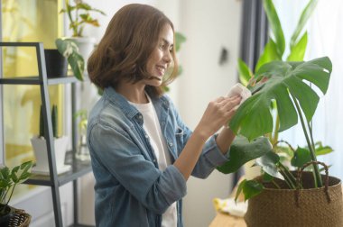 Mutlu, genç ve güzel bir kadın bahçede eğleniyor ve rahatlıyor. 