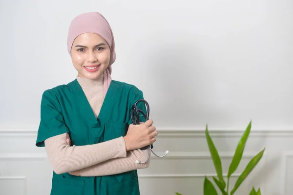 Muslimische Ärztin Mit Stethoskop Büro — Stockfoto