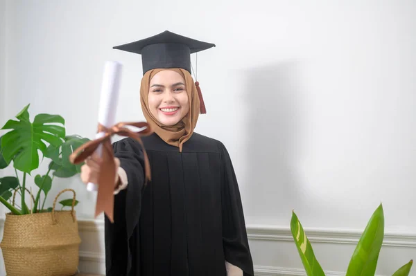一名持有证书的年轻穆斯林女子毕业 — 图库照片