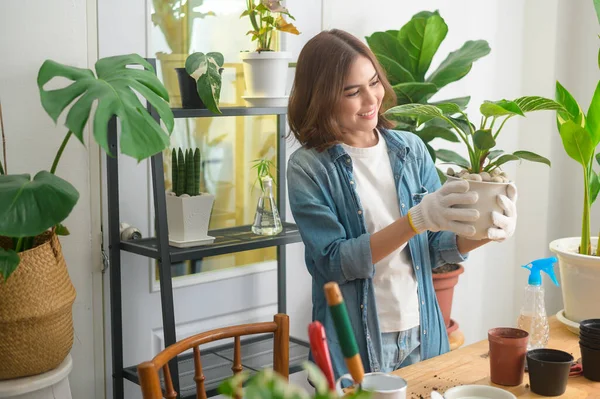 Seorang Wanita Cantik Yang Bahagia Menikmati Dan Bersantai Kegiatan Rekreasi — Stok Foto