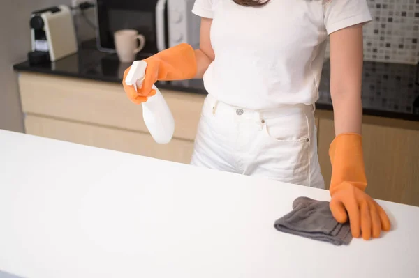 Een Jonge Mooie Vrouw Draagt Beschermende Rubberen Handschoenen Schoonmaak Tafel — Stockfoto