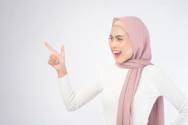 Retrato Una Joven Musulmana Sonriente Con Hijab Rosa Sobre Estudio —  Fotos de Stock