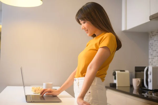 Ung Kvinna Som Arbetar Med Sin Bärbara Dator Och Tar — Stockfoto