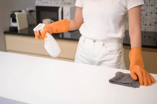 Eine Junge Schöne Frau Mit Gummihandschuhen Putzt Hause Den Tisch — Stockfoto