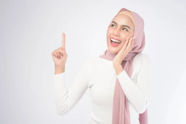 Портрет Молодой Улыбающейся Мусульманки Розовом Хиджабе Белом Фоне Студии — стоковое фото