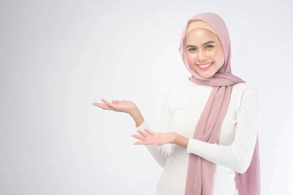 Beyaz Arka Plan Stüdyosuna Pembe Tesettürlü Gülümseyen Müslüman Bir Kadının — Stok fotoğraf