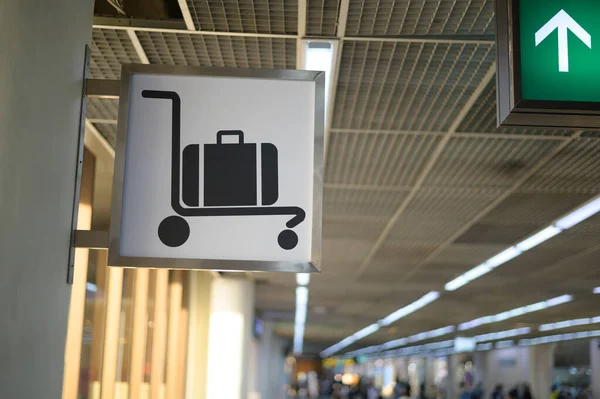 Bőröndfelirat Nemzetközi Repülőtéren — Stock Fotó