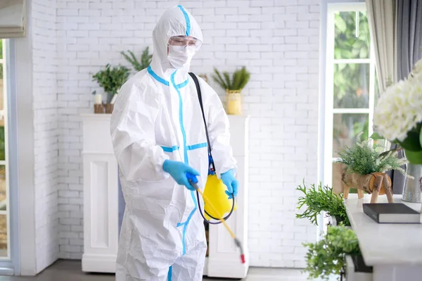 Personal Médico Traje Ppe Está Usando Spray Desinfectante Sala Estar —  Fotos de Stock