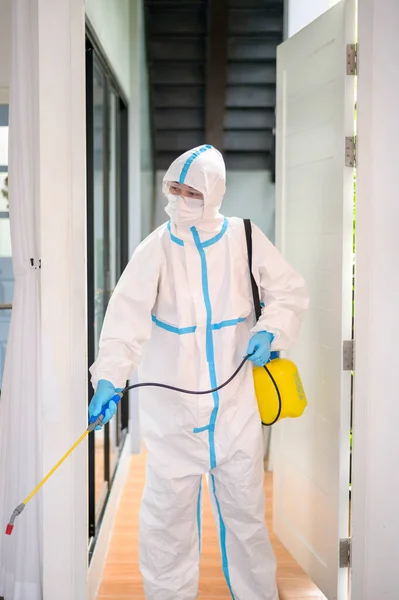 Een Medisch Personeel Pbm Pak Gebruikt Desinfecterende Spray Woonkamer Covid — Stockfoto