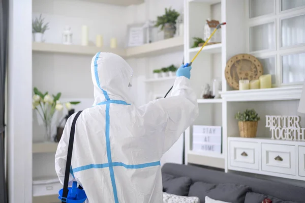 Personal Médico Traje Ppe Está Usando Spray Desinfectante Sala Estar —  Fotos de Stock