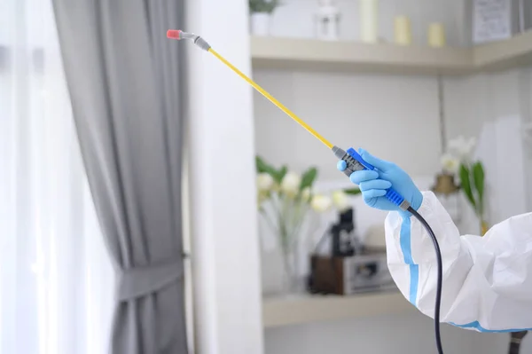 Medicinsk Personal Ppe Dräkt Använder Desinfektionsmedel Spray Vardagsrummet Covid Skydd — Stockfoto