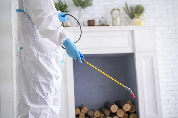 Personal Médico Traje Ppe Está Usando Spray Desinfectante Sala Estar —  Fotos de Stock