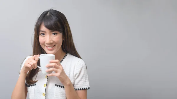 Retrato Jovem Mulher Bonita Tomando Uma Xícara Café — Fotografia de Stock