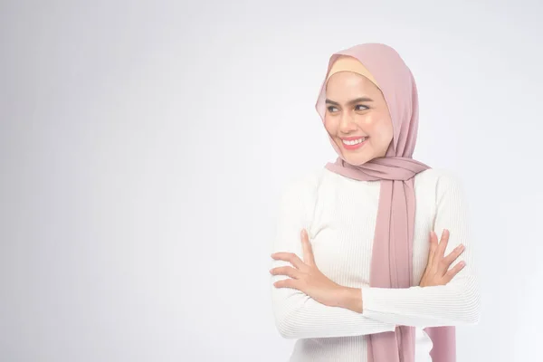 若いです笑顔イスラム教徒の女性の肖像画を身に着けていますピンクヒジャーブ上の白い背景スタジオ — ストック写真