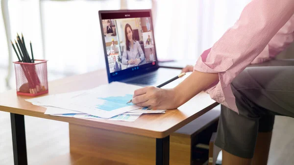 Young Woman Werkt Met Haar Computerscherm Tijdens Zakelijke Bijeenkomst Door — Stockfoto