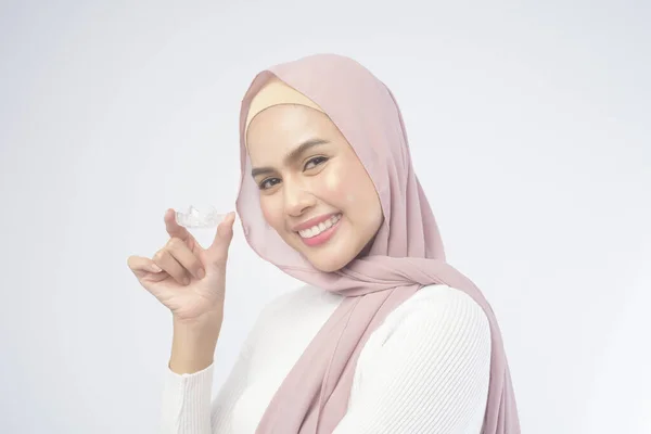 Young Muslim Woman Holding Invisalign Braces White Background Studio Dental — Stock Photo, Image