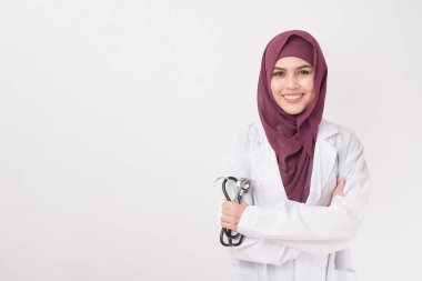 Beyaz arka planda tesettür portresi olan güzel kadın doktor. 