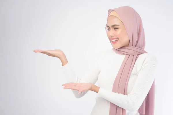 Ein Porträt Einer Jungen Lächelnden Muslimischen Frau Die Einen Rosafarbenen — Stockfoto