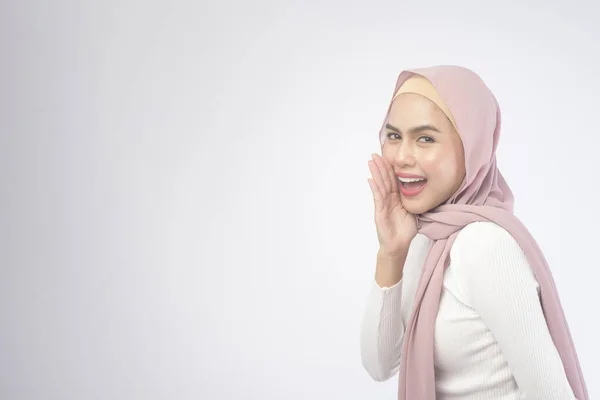 Een Portret Van Jonge Lachende Moslim Vrouw Met Een Roze — Stockfoto