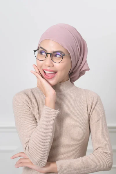 Szemüveget Viselő Fiatal Muszlim Portréja — Stock Fotó