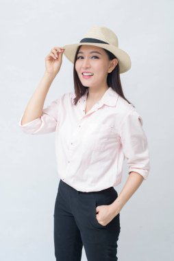 Neşeli bir gezgin kadın beyaz arka plan stüdyosunda tatile çıkıyor. Seyahat ve turizm danışmanı.