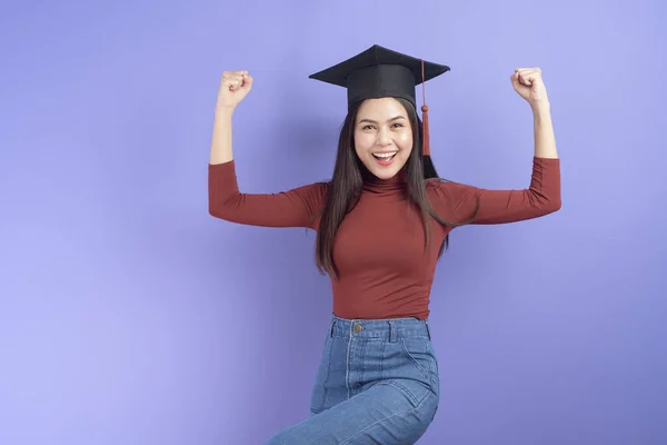 Porträt Einer Jungen Studentin Mit Mütze Auf Violettem Hintergrund — Stockfoto