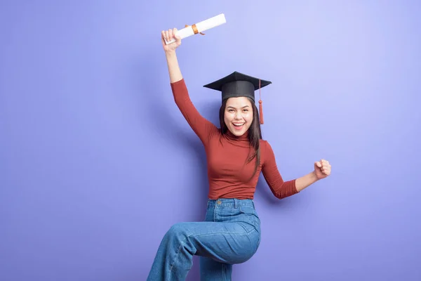 Portret Van Jonge Universiteitsstudente Met Afstudeerpet Violette Achtergrond — Stockfoto