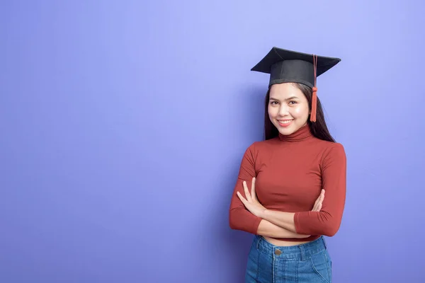 Retrato Una Joven Estudiante Universitaria Con Gorra Graduación Sobre Fondo —  Fotos de Stock