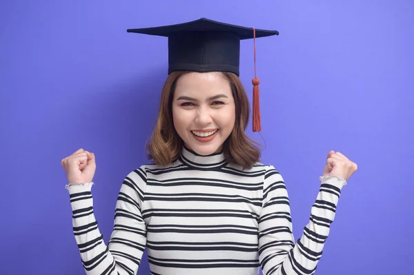 Retrato Una Joven Graduada Sobre Fondo Azul —  Fotos de Stock